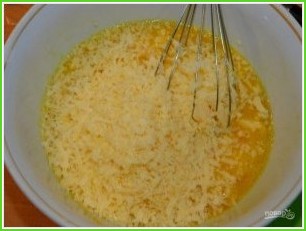 Сырный омлет с сухариками - фото шаг 3