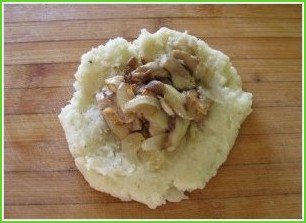 Картофельные биточки с грибами - фото шаг 5
