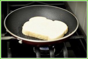 Омлет с хлебом и сыром - фото шаг 6