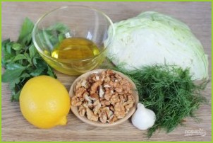 Салат из молодой капусты с чесноком и грецкими орехами - фото шаг 1