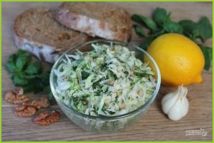 Салат из молодой капусты с чесноком и грецкими орехами - фото шаг 8
