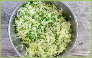 Салат из свежей капусты и зеленого горошка - фото шаг 3