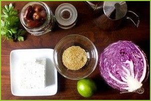 Салат с красной капустой, финиками и фетой - фото шаг 1