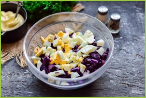 Салат с краснокочанной капустой и кукурузой - фото шаг 3