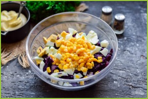 Салат с краснокочанной капустой и кукурузой - фото шаг 4
