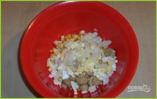 Салат с кукурузой и солеными грибами - фото шаг 4