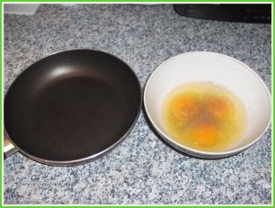 Салат с омлетом и ветчиной - фото шаг 1