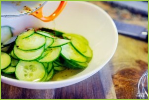 Салат из свежих огурцов - фото шаг 7