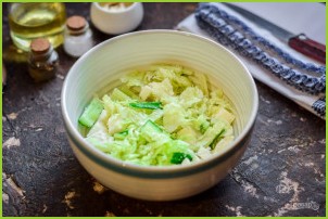 Салат с брынзой и капустой - фото шаг 5