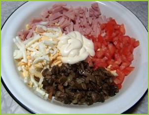 Салат с колбасой и грибами - фото шаг 3