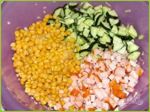 Салат с копчёной курицей и кукурузой - фото шаг 4
