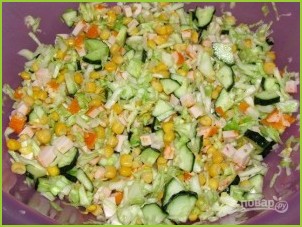 Салат с копчёной курицей и кукурузой - фото шаг 5