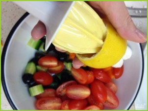Салат с моцареллой и маслинами - фото шаг 5