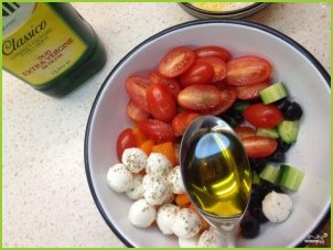Салат с моцареллой и маслинами - фото шаг 7