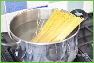 Спагетти с беконом и сливками - фото шаг 1
