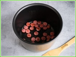 Омлет с сосисками в мультиварке - фото шаг 3