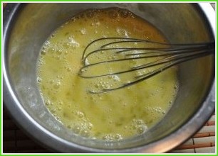 Омлет с сыром на сковороде - фото шаг 1