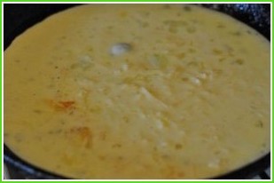 Омлет с сыром на сковороде - фото шаг 2