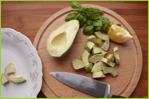 Салат с авокадо и кедровыми орешками - фото шаг 3