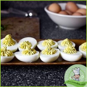 Салат с фаршированными яйцами - фото шаг 4