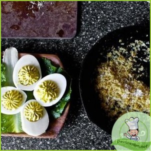 Салат с фаршированными яйцами - фото шаг 5