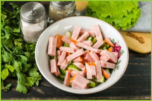 Салат с кириешками и колбасой - фото шаг 3