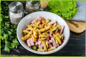 Салат с кириешками и колбасой - фото шаг 4