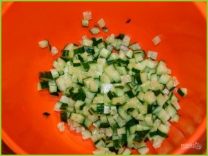 Салат с кукурузой, огурцами и помидорами - фото шаг 1
