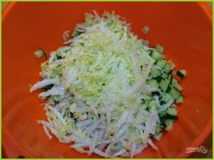 Салат с кукурузой, огурцами и помидорами - фото шаг 2