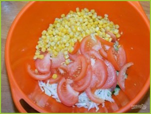 Салат с кукурузой, огурцами и помидорами - фото шаг 3
