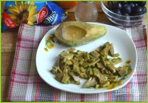 Салат с курицей, авокадо и киви - фото шаг 2