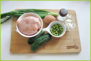 Салат с курицей, горошком и огурцом - фото шаг 1
