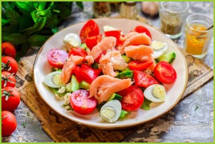 Салат с малосольной красной рыбой - фото шаг 6