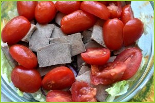 Салат с пряным языком и овощами - фото шаг 5