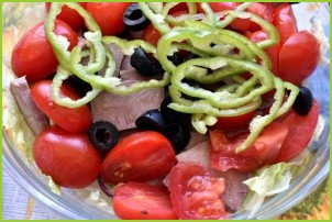Салат с пряным языком и овощами - фото шаг 6