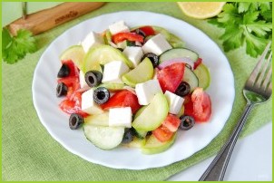 Греческий салат с цуккини и помидорами - фото шаг 10