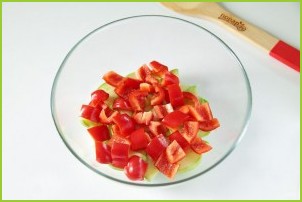 Греческий салат с цуккини и помидорами - фото шаг 3