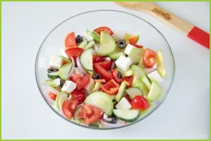 Греческий салат с цуккини и помидорами - фото шаг 9