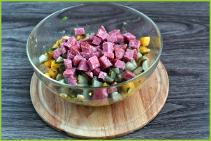 Немецкий салат с колбасой и солеными огурцами - фото шаг 5