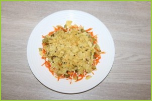 Салат с чипсами и корейской морковкой - фото шаг 5