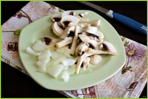 Салат с крабовыми палочками и жареными грибами - фото шаг 4