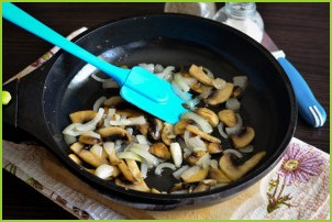 Салат с крабовыми палочками и жареными грибами - фото шаг 5