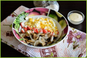 Салат с крабовыми палочками и жареными грибами - фото шаг 6