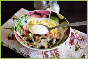 Салат с крабовыми палочками и жареными грибами - фото шаг 7