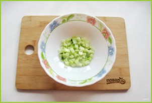 Салат с курицей, зеленым горошком и огурцом - фото шаг 2