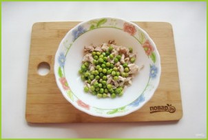 Салат с курицей, зеленым горошком и огурцом - фото шаг 4