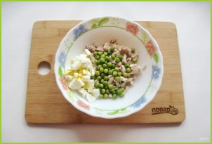 Салат с курицей, зеленым горошком и огурцом - фото шаг 5