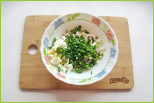 Салат с курицей, зеленым горошком и огурцом - фото шаг 6