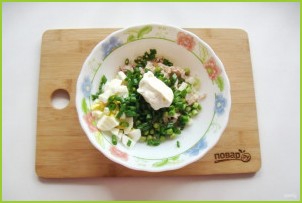 Салат с курицей, зеленым горошком и огурцом - фото шаг 7