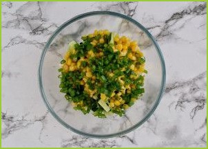 Салат с луком и кукурузой - фото шаг 4